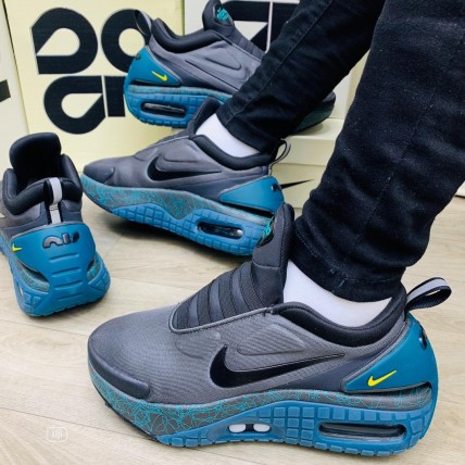 Честный обзор первых кроссовок Nike Air Max с автоматической шнуровкой, которые придают классике футуристический вид. 